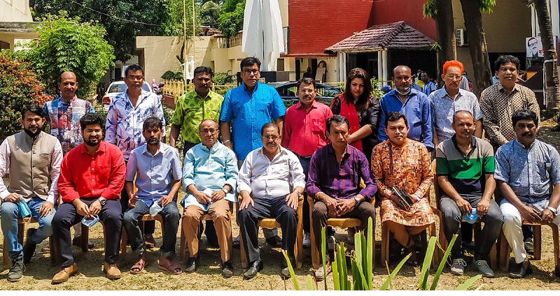 ন্যূনতম স্বাস্থ্যবিধি উপেক্ষা করে নবনির্বাচিত পরিচালক সমিতির অফিসিয়াল ছবির জন্য পোজ। ছবি: ফেসবুক থেকে সংগৃহীত