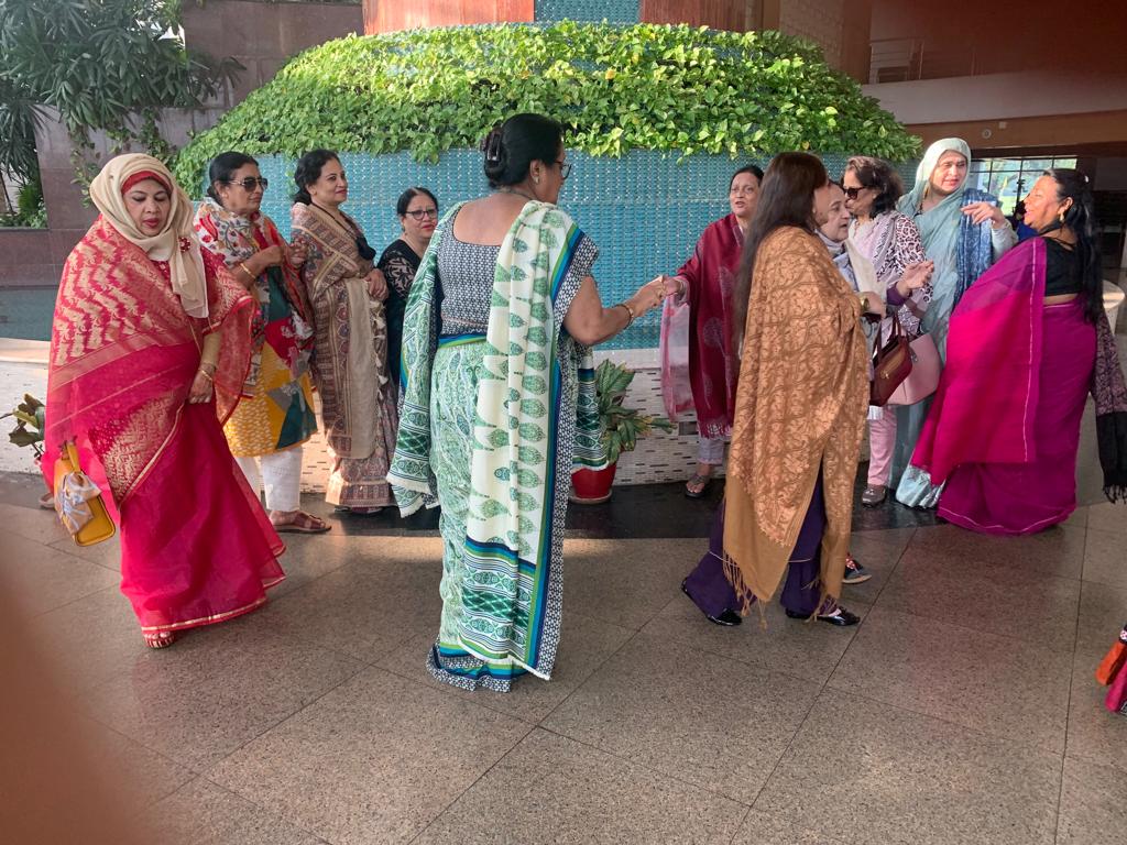 প্রাকঃভমণ বন্ধুদের সঙ্গে গলফ ক্লাবে অন্যানের সঙ্গে শবনম।