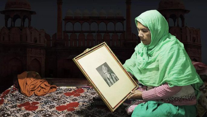 বাহাদুর শাহ জাফরের ছবি হাতে সুলতানা বেগম। 