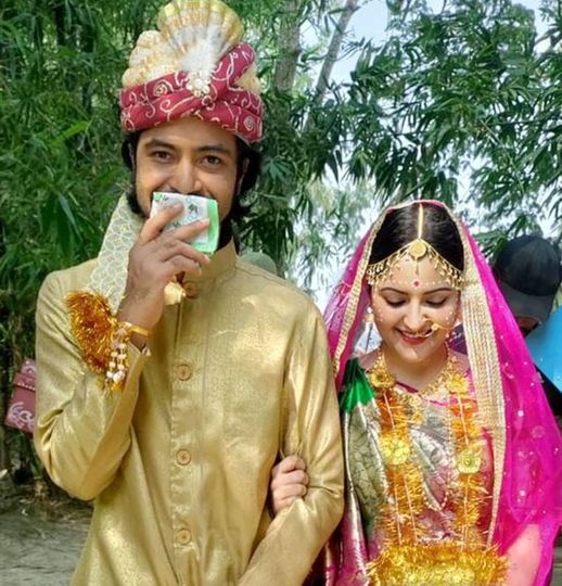 স্বামী-স্ত্রী বেশে ৫ম স্বামী শরীফুল রাজের সঙ্গে পরীমনি।