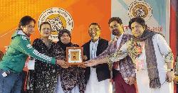 বরেণ্য অভিনেত্রী আনোয়ারাকে সম্মাননা