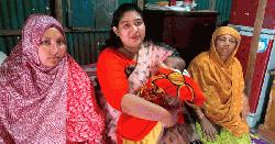 শহীদ রুবেলের নবজাতক শিশু পুত্রকে দেখতে গেলেন ইউএনও