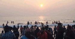 দীর্ঘতম সৈকতে হাজারো মানুষ দেখলো বছরের শেষ সূর্যাস্ত