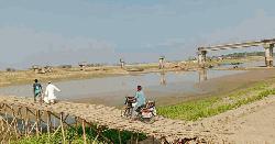 মধ্যনগরে বাঁশের চাটাই দিয়ে নদী পারাপার, দুর্ভোগে তিন ইউনিয়নের মানুষ