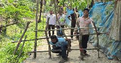 দুমকিতে রাস্তায় বেড়া দিয়ে ১০ পরিবারের চলাচল বন্ধের অভিযোগ