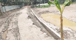 উলিপুরে সড়কে নিম্নমানের সামগ্রী, স্থানীয়রা পৌরসভা বাতিল চান 
