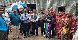 উলিপুরে হাম-রুবেলা টিকাদান কেন্দ্র পরিদর্শনে সিভিল সার্জন