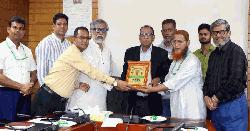 মে দিবসের প্রাক্কালে বাউবিতে আলী হোসেনকে সম্মাননা