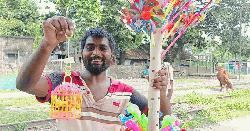 হারানো মায়ের খোঁজে ৭ বছর ধরে খেলনা হাতে দেশজুড়ে সন্ধান