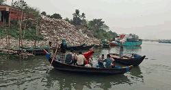 শীতলক্ষ্যার ঘাটে ঘাটে আবর্জনার স্তুপ, দুর্গন্ধে বিপর্যস্ত পরিবেশ 
