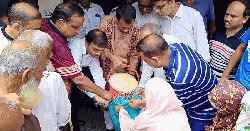 ঝিনাইদহে ঈদুল আজহা উপলক্ষে দুস্থদের মাঝে চাল বিতরণ