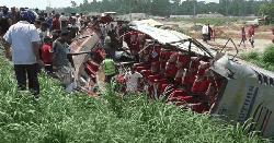 ঢাকা-টাঙ্গাইল-যমুনা সেতু মহাসড়কে বাস উল্টে খাদে, আহত ১৭