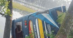 গাইবান্ধায় নিয়ন্ত্রণ হারিয়ে বাস খাদে, নিহত ১