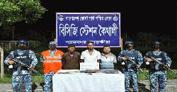 সুন্দরবনে অস্ত্র ও গোলাবারুদসহ কুখ্যাত ডাকাত জোনাব বাহিনীর তিন সদস্যকে আটক করেছে কোস্ট গার্ড 