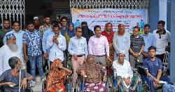  ঝালকাঠিতে পৌরসভার উদ্যোগে বিনামূল্যে হুইলচেয়ার বিতরণ