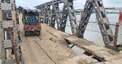 ঝুঁকিপূর্ণ সোনাহাট সেতুর পাটাতন ভেঙে যান চলাচল বন্ধ