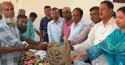কটিয়াদীতে ক্ষুদ্র ও প্রান্তিক কৃষকদের মাঝে বিনামূল্যে বীজ ও সার বিতরণ