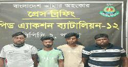 পাবনায় র‌্যাবের অভিযানে আগ্নেয়াস্ত্র ও ধারালো অস্ত্রসহ চার জন আটক