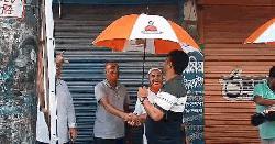 আখাউড়ায় পথচারীদের মাঝে ছাতা বিতরণ