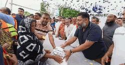 গাজীপুরে বন্যাদুর্গতদের মাঝে ত্রাণ বিতরণ ও এলাকা পরিদর্শন করলেন এমপি রনি 