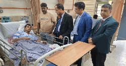 অসুস্থ প্রবাসী হারুনকে দেখতে হাসপাতালে হাইকমিশনের প্রতিনিধি দল