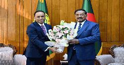রাষ্ট্রপতির দায়িত্ব গ্রহণ করায় স্পিকারকে ফুলেল শুভেচ্ছা