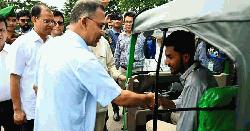 জুলাই যোদ্ধাদের অটোরিকশা-রিকশা উপহার দিলেন প্রধানমন্ত্রী