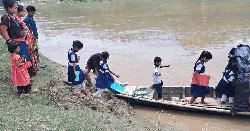 সাঙ্গু নদীর বাধা পেরিয়ে স্কুলে যাচ্ছে বান্দরবানের রুমার লুকছড়ির শিশুরা
