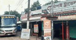 শ্রমিক দ্বন্দ্বের জেরে চাঁপাইনবাবগঞ্জে বাস চলাচল বন্ধ, চরম ভোগান্তিতে যাত্রীরা