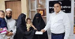 দুমকিতে ইউএনও’র সহায়তার চেক পেলেন সেজদায় মৃত্যুবরণকারী হাফেজের পরিবার