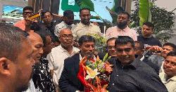 জাহান্দার এমপিকে ইতালির মিলানে ফুলেল শুভেচ্ছা