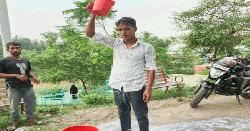 দুধে গোসল করে প্রেমকে বিদায় জানালেন এক যুবক 