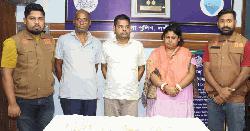 ২২ ভরি স্বর্ণসহ স্বামী-স্ত্রী গ্রেপ্তার