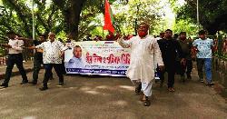 কমলাপুরে ককটেল ও অগ্নিসংযোগের প্রতিবাদে চট্টগ্রামে রেলওয়ে শ্রমিক-কর্মচারী দলের মিছিল