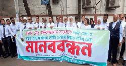 বগুড়ায় জেলা জজের পুনঃপদায়ন বাতিলের দাবিতে আইনজীবীদের বিক্ষোভ