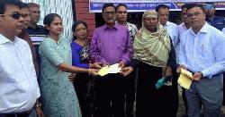 অষ্টগ্রামে ১২৪ ক্ষতিগ্রস্ত পরিবার পেল ঢেউটিন ও আর্থিক সহায়তা