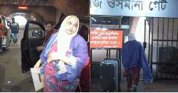 পদত্যাগপত্র জমা দিতে স্পিকারের কাছে যাচ্ছেন ফেরদৌসী