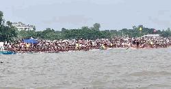 মানিকগঞ্জে কালীগঙ্গা নদীতে জমজমাট নৌকা বাইচ অনুষ্ঠিত