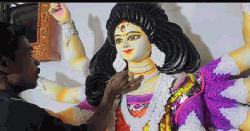 নবীনগরে শেষ মুহূর্তে প্রতিমা তৈরিতে ব্যস্ত মৃৎশিল্পীরা