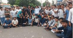 নিয়োগ পরীক্ষা স্থগিতের খবরে রাজধানীজুড়ে সড়ক অবরোধ