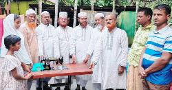বিএনপি নেতার বিধবা স্ত্রীকে সেলাই মেশিন উপহার দিলো জামায়াত 