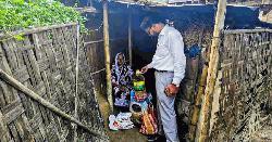 পঞ্চগড়ে জোবেদার দুয়ারে খাদ্যসামগ্রী নিয়ে হাজির তরুণ সমাজকর্মী