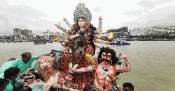 আজ বিজয়া দশমী, ঢাক-শঙ্খের ধ্বনিতে বিদায়ের সুর
