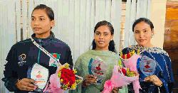 বদলগাছীতে নারী হ্যান্ডবলের ৩ তারকাকে সংবর্ধনা