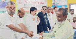 লালমোহনে ১৯০ পরিবারের কাছে চেক বিতরণ