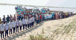 ঈশ্বরদীতে অবৈধভাবে বালু উত্তোলন, এলাকাবাসীর মানববন্ধন 