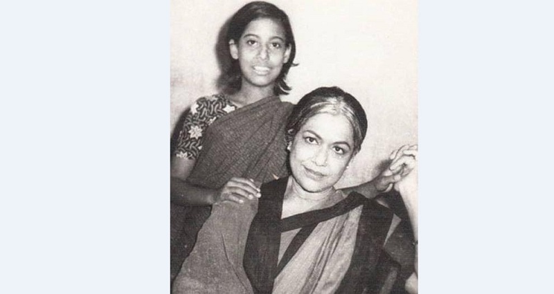জহির রায়হানের লেট দেয়ার বি লাইট (মুক্তি পায়নি) ছবিতে বনানী চৌধুরী। পেছনে দাঁড়িয়ে বেবী হেলেনের (সুচরিতা) ।